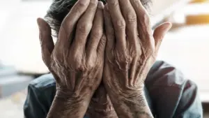 Menace sa mère avec un marteau, une chaise et fait de la 'surveillance' à Cascais (voulait de la drogue)