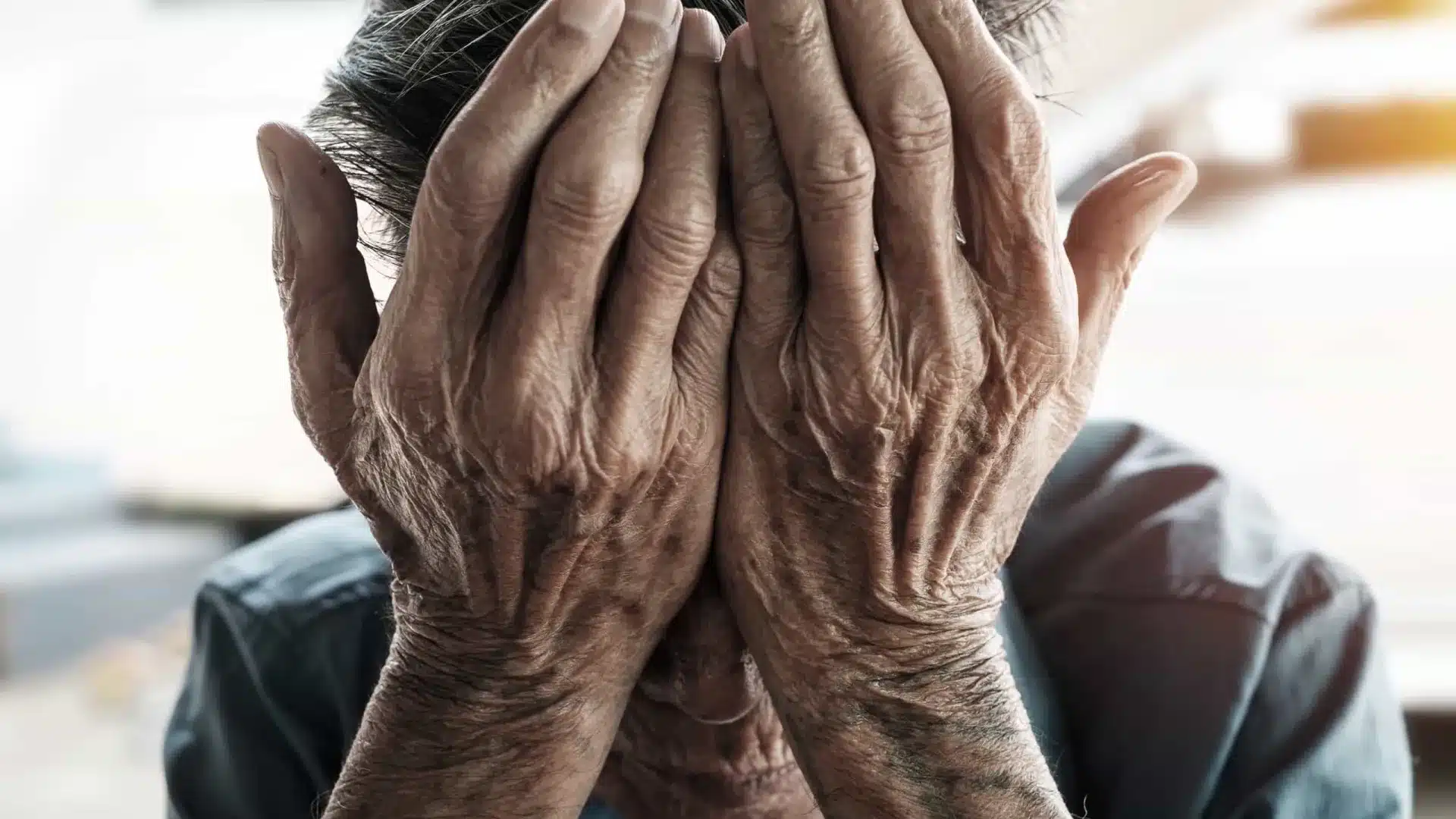 Menace sa mère avec un marteau, une chaise et fait de la 'surveillance' à Cascais (voulait de la drogue)