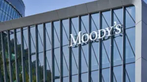 Moody's maintient la note de la France mais révise à la baisse la perspective à négative.