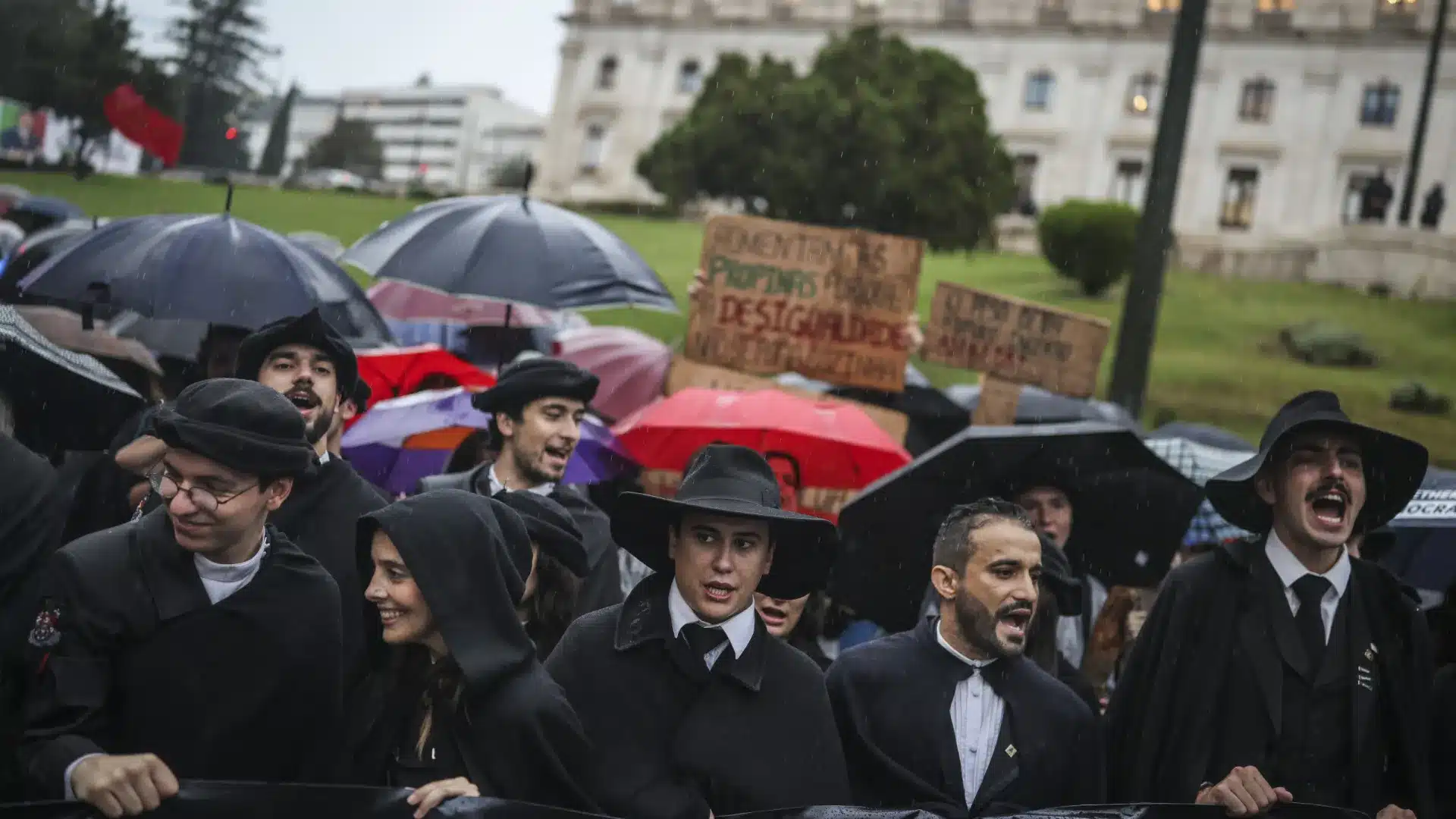 Ni la pluie ne les a dissuadés. Les images de la manifestation des étudiants à l'AR