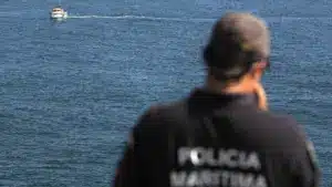Pêcheur secouru au large d'Espinho après que le bateau ait chaviré à cause d'une vague.