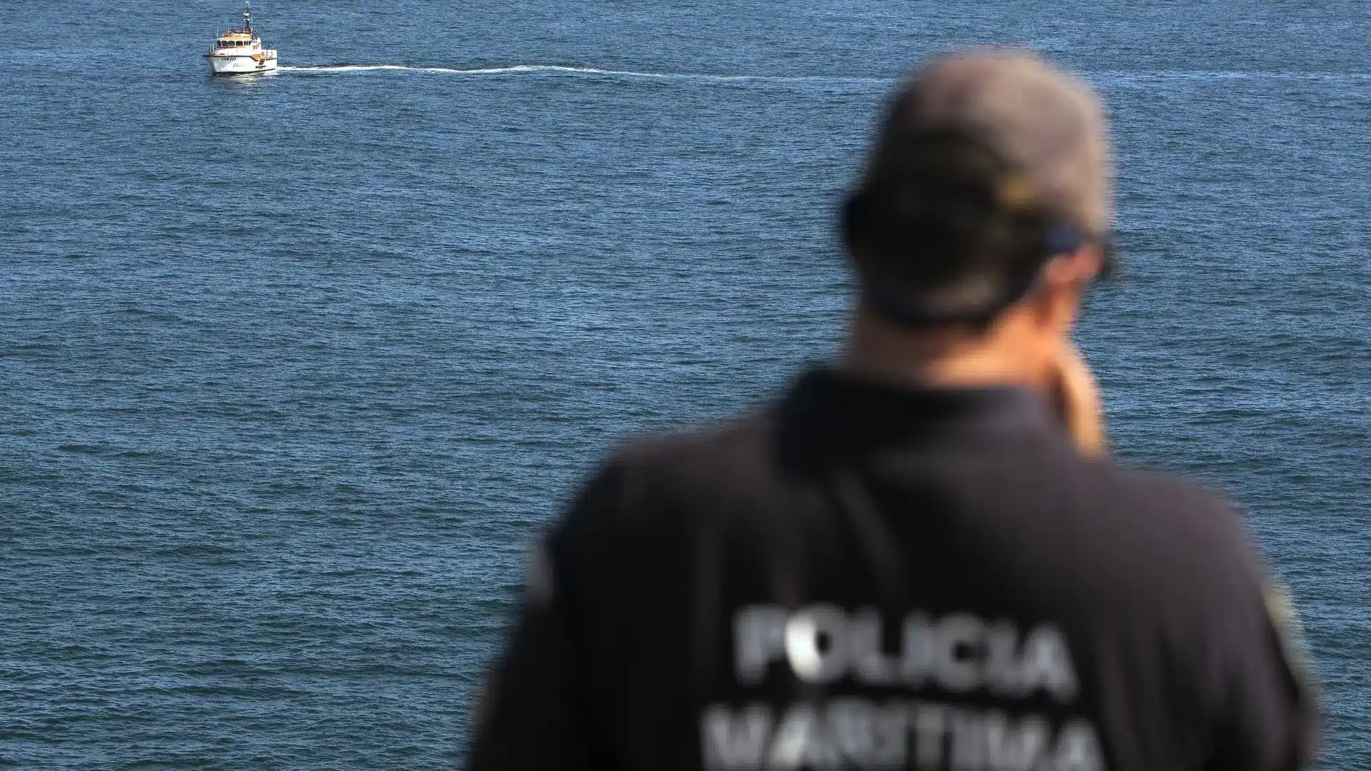 Pêcheur secouru au large d'Espinho après que le bateau ait chaviré à cause d'une vague.