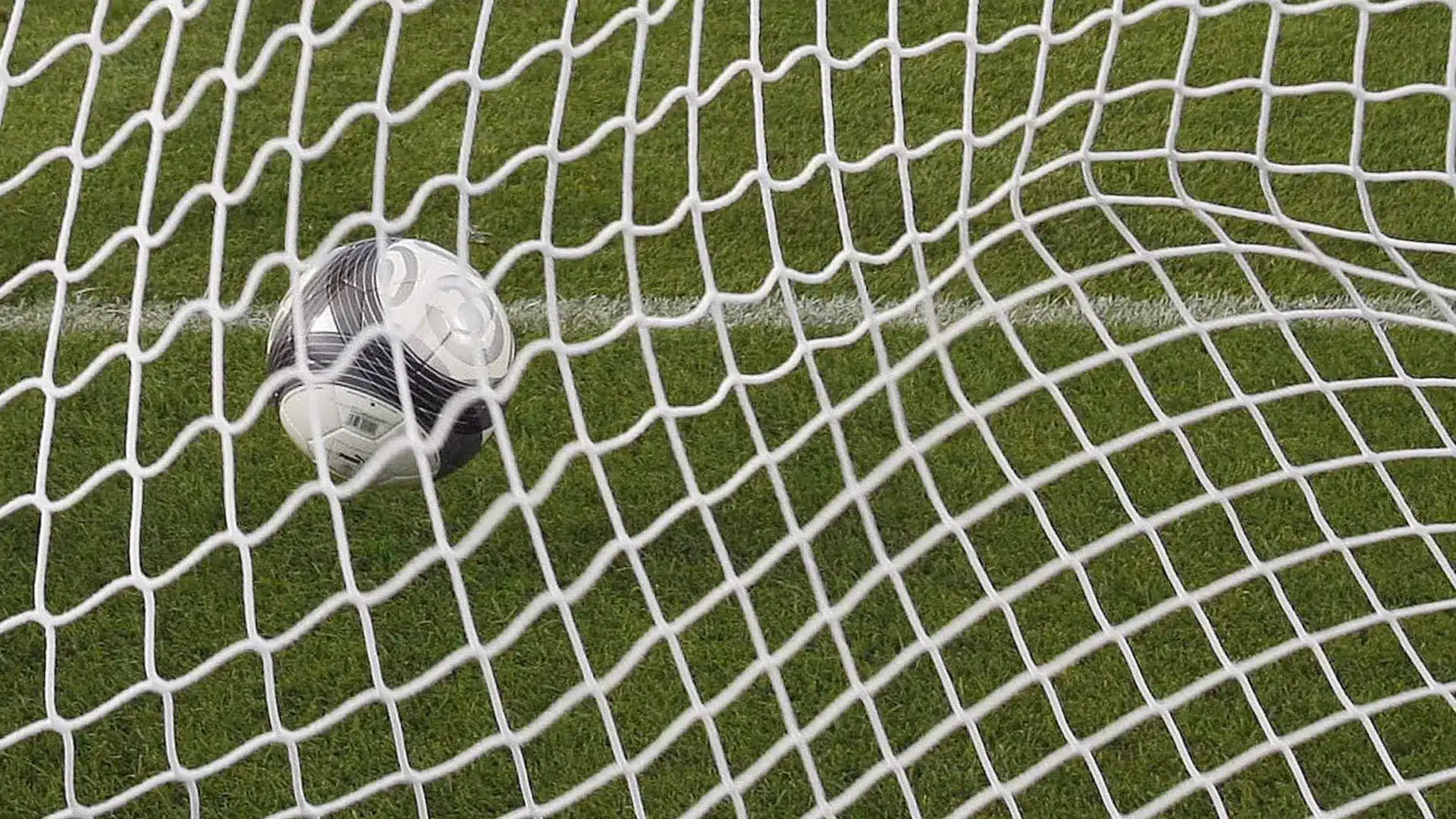 Peine suspendue pour un professeur à Leiria. Un élève est mort après la chute d'un but.