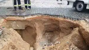 Plancher s'effondre à Leiria en raison de la "pluie intense". Une camionnette est tombée dans un trou.