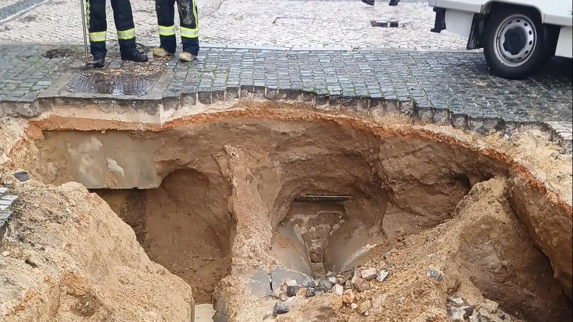 Plancher s'effondre à Leiria en raison de la "pluie intense". Une camionnette est tombée dans un trou.