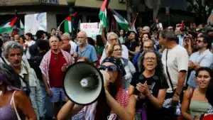 Plus de 100 personnes à Lisbonne exigent la libération de Portugais détenus.
