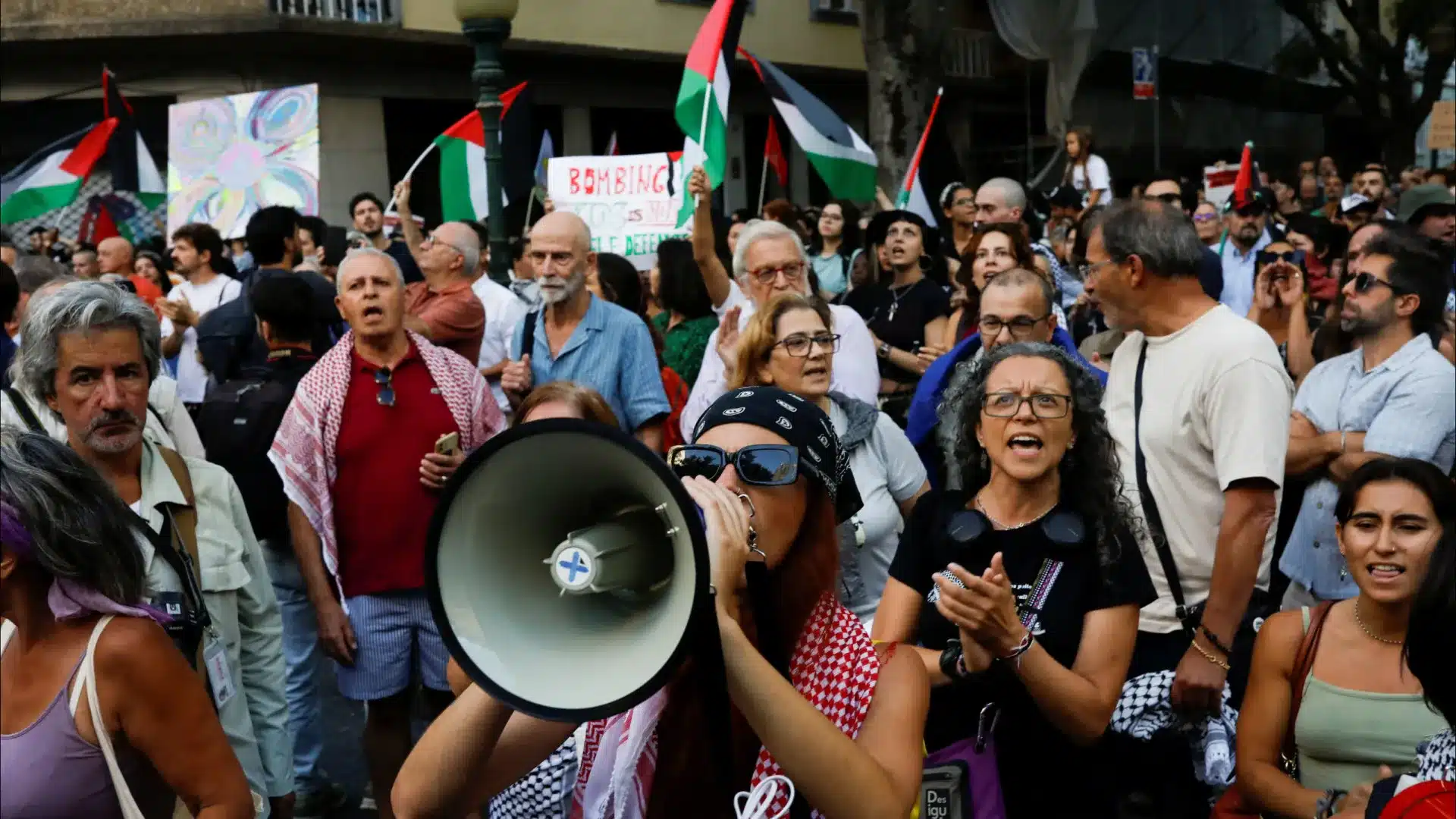 Plus de 100 personnes à Lisbonne exigent la libération de Portugais détenus.