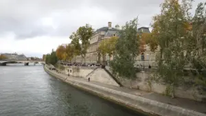 Plus de 50 musées du monde entier se solidarisent avec la directrice du Louvre.