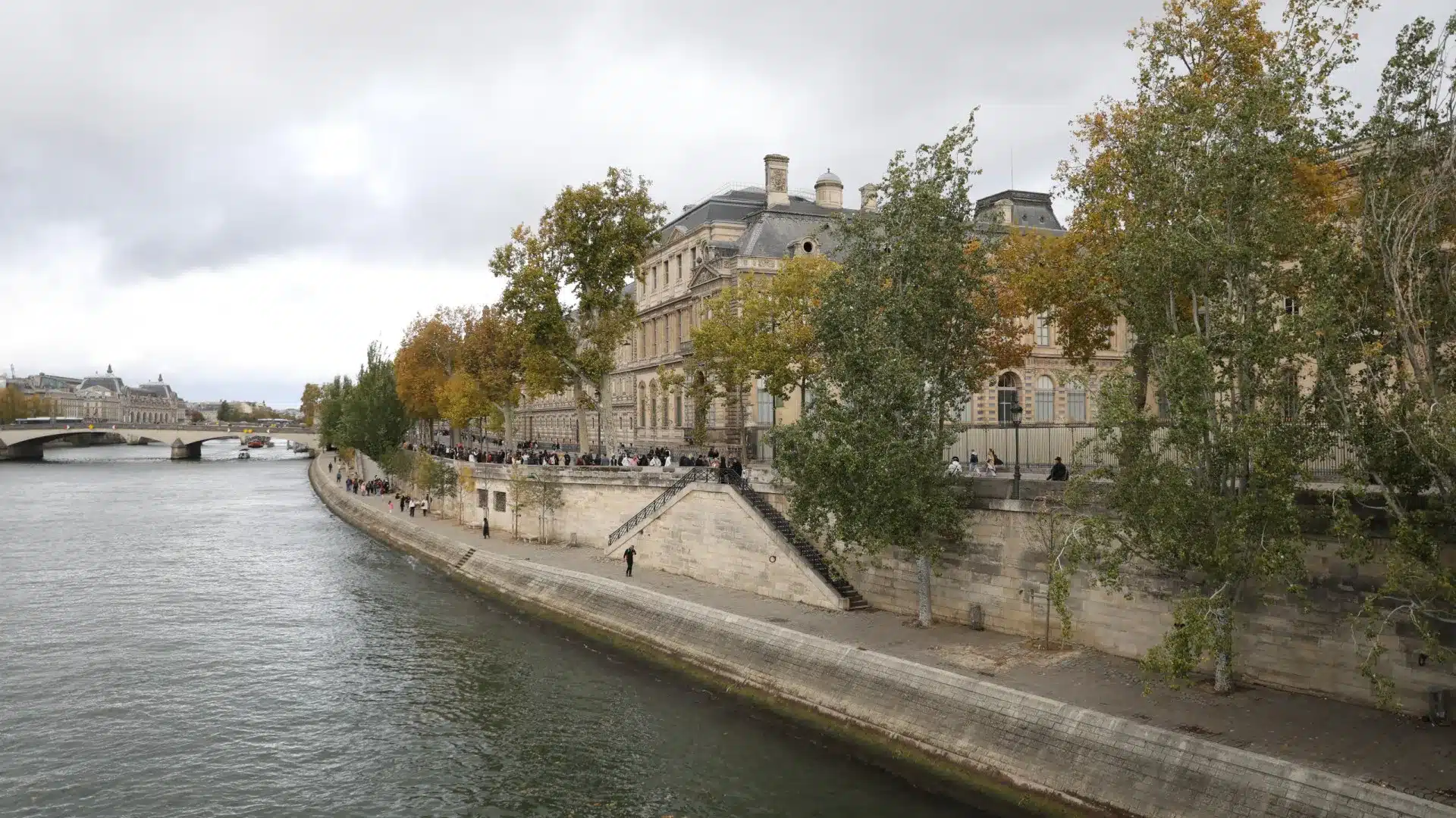Plus de 50 musées du monde entier se solidarisent avec la directrice du Louvre.