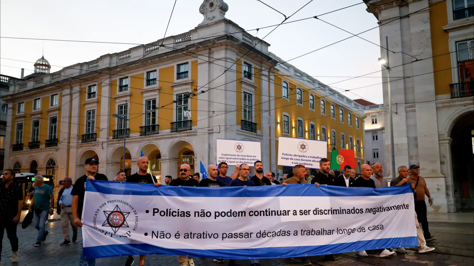 Plus d'une centaine de policiers manifestent à Lisbonne pour de meilleurs salaires.