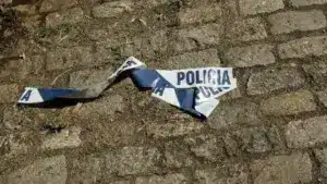 Poignarde un homme avec un cutter près d'un café à Portimão. La victime a failli mourir.