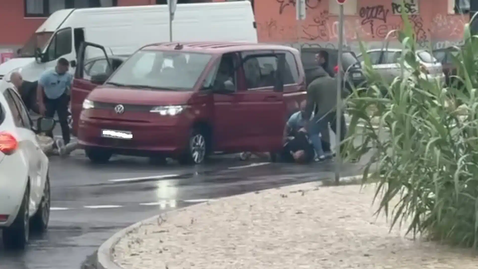 Poursuite policière se termine par des tirs à Almada. Un fugitif est blessé.