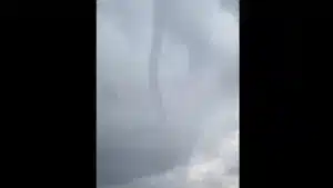 Regardez : Une trombe d'eau s'est formée sur la plage d'Alvor, en Algarve.