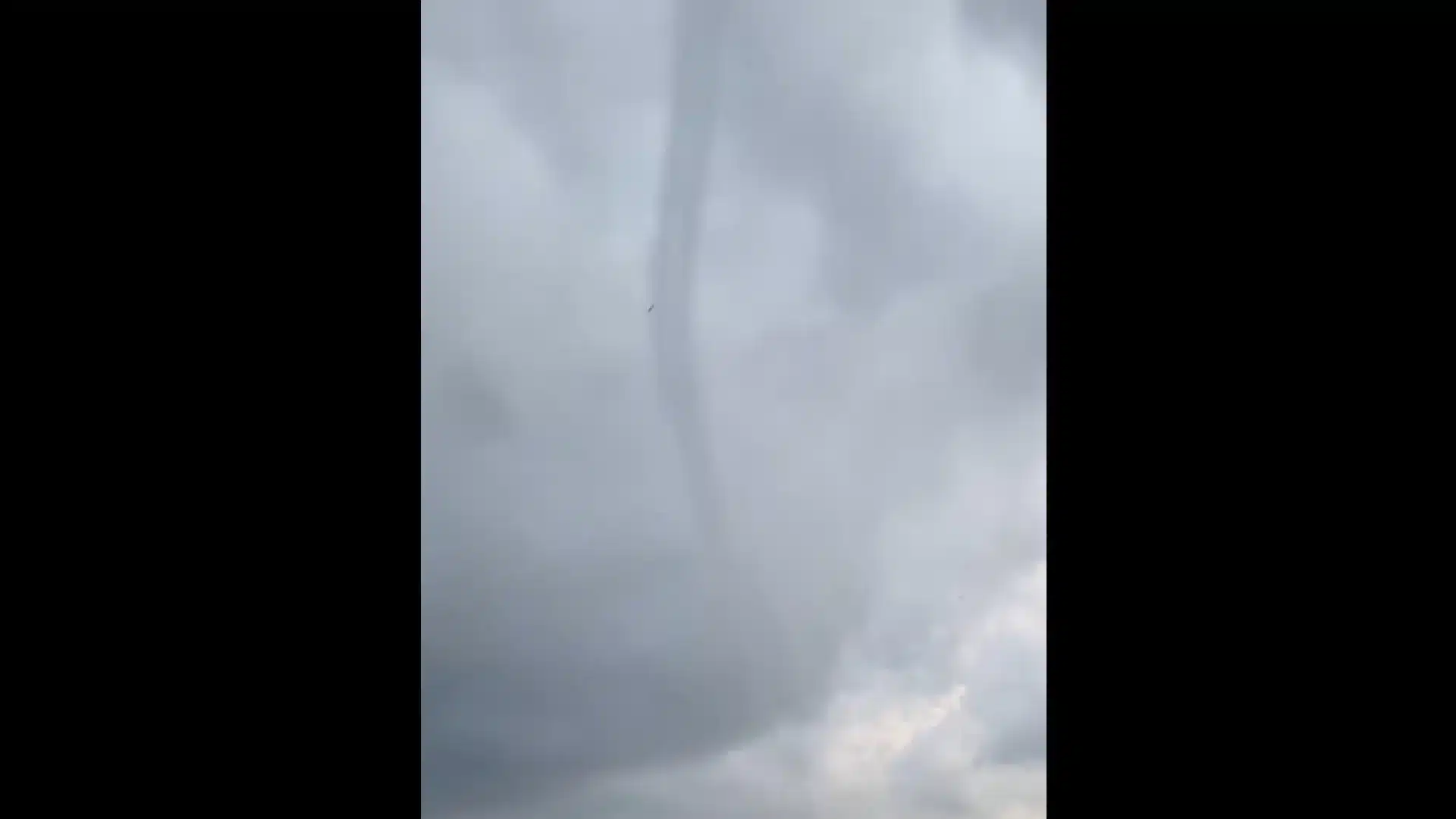 Regardez : Une trombe d'eau s'est formée sur la plage d'Alvor, en Algarve.