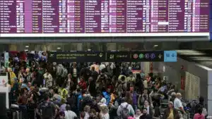 Ryanair demande au gouvernement d'éviter des files d'attente "effrayantes" à l'aéroport.