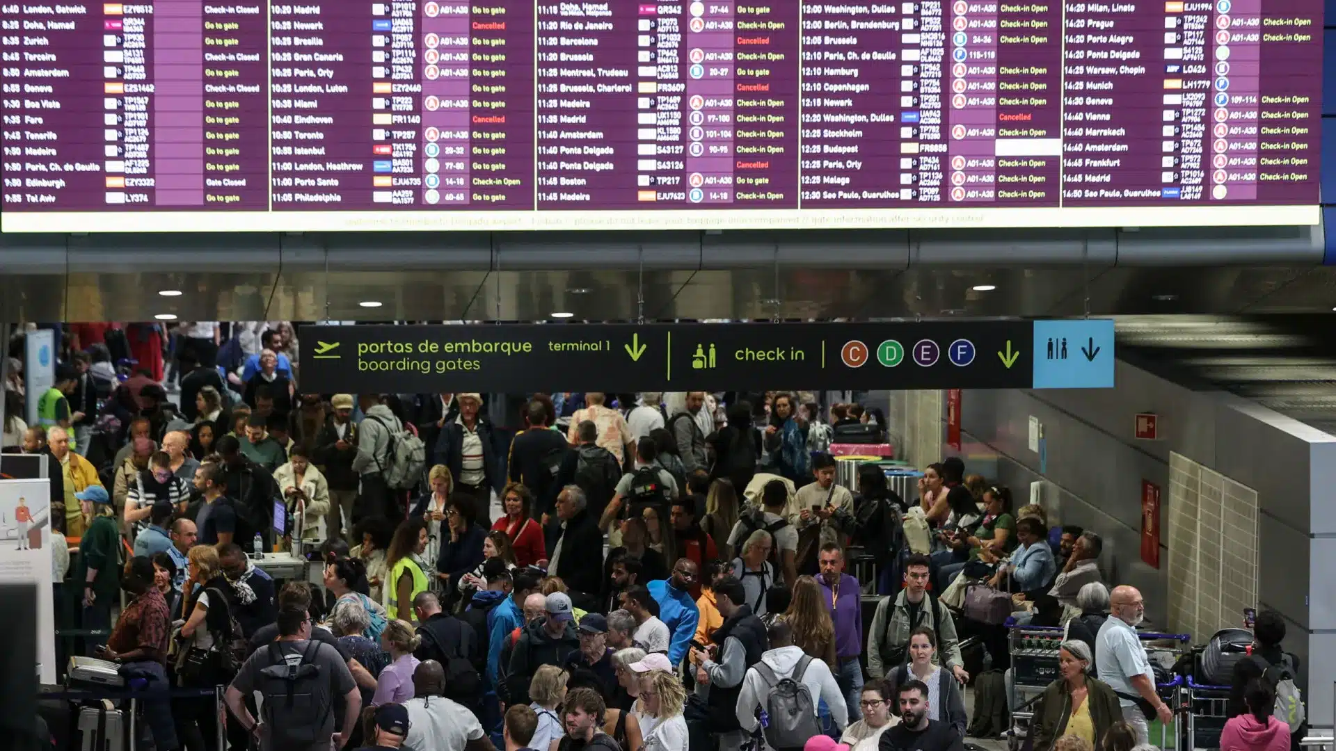 Ryanair demande au gouvernement d'éviter des files d'attente "effrayantes" à l'aéroport.