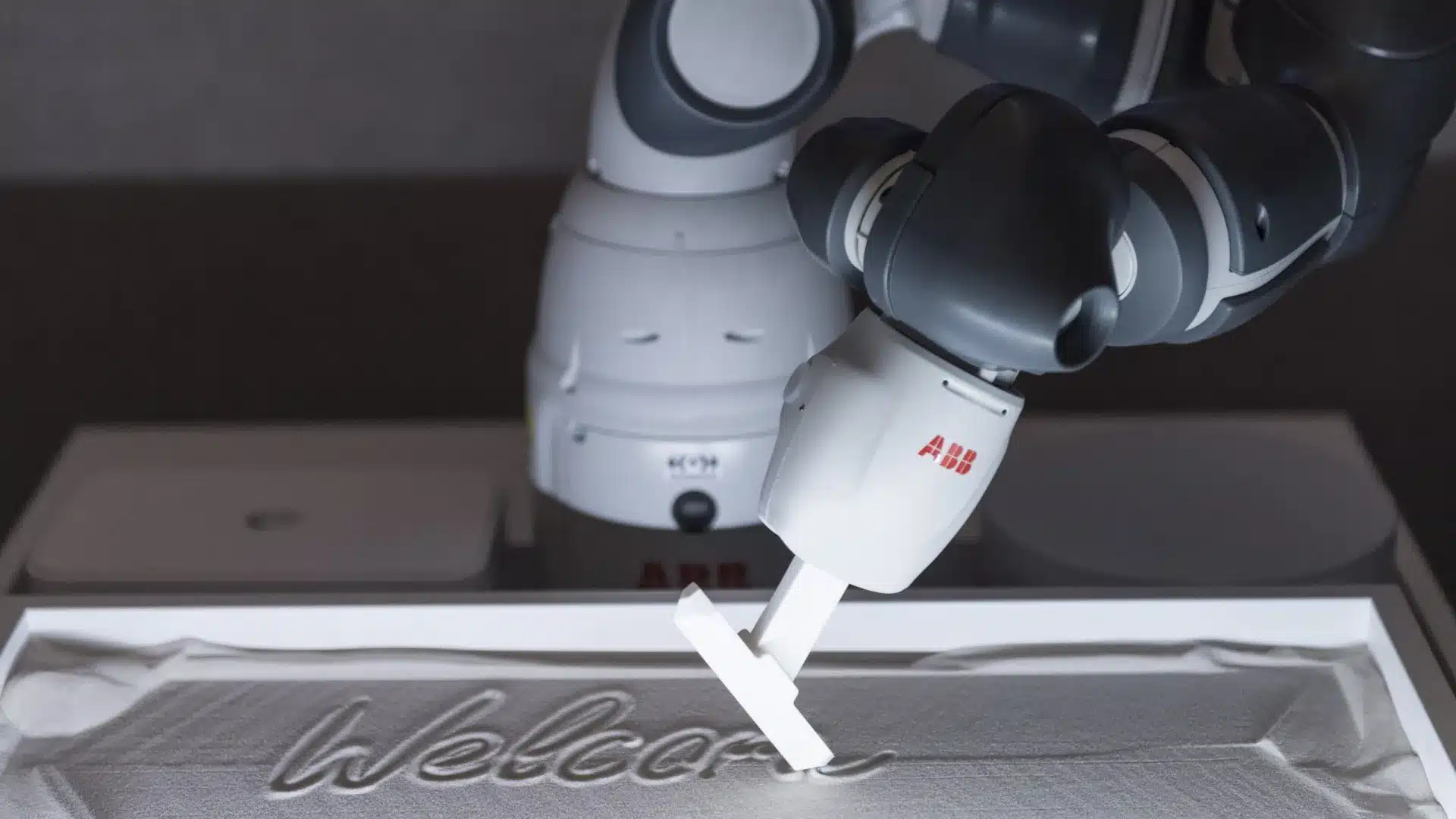 Softbank achète l'activité de robotique de l'entreprise suisse ABB (pour 4,610 millions).