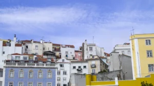 Suspect arrêté pour des incendies dans la zone lisboète d'Alfama par la PJ.