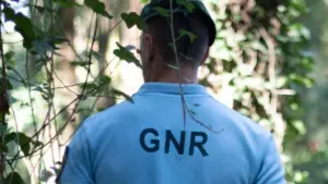 Tente de tirer sur une femme et touche son fils de 3 ans à Póvoa de Lanhoso.