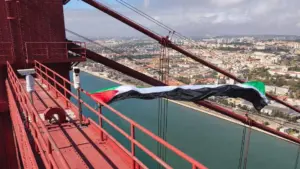Un activiste arrêté après avoir hissé le drapeau palestinien sur le pont du 25 Avril.