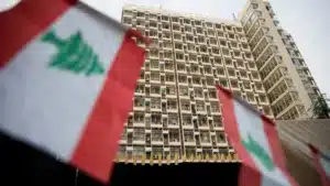 Un chanteur libanais et activiste se rend aux autorités après des années de clandestinité.