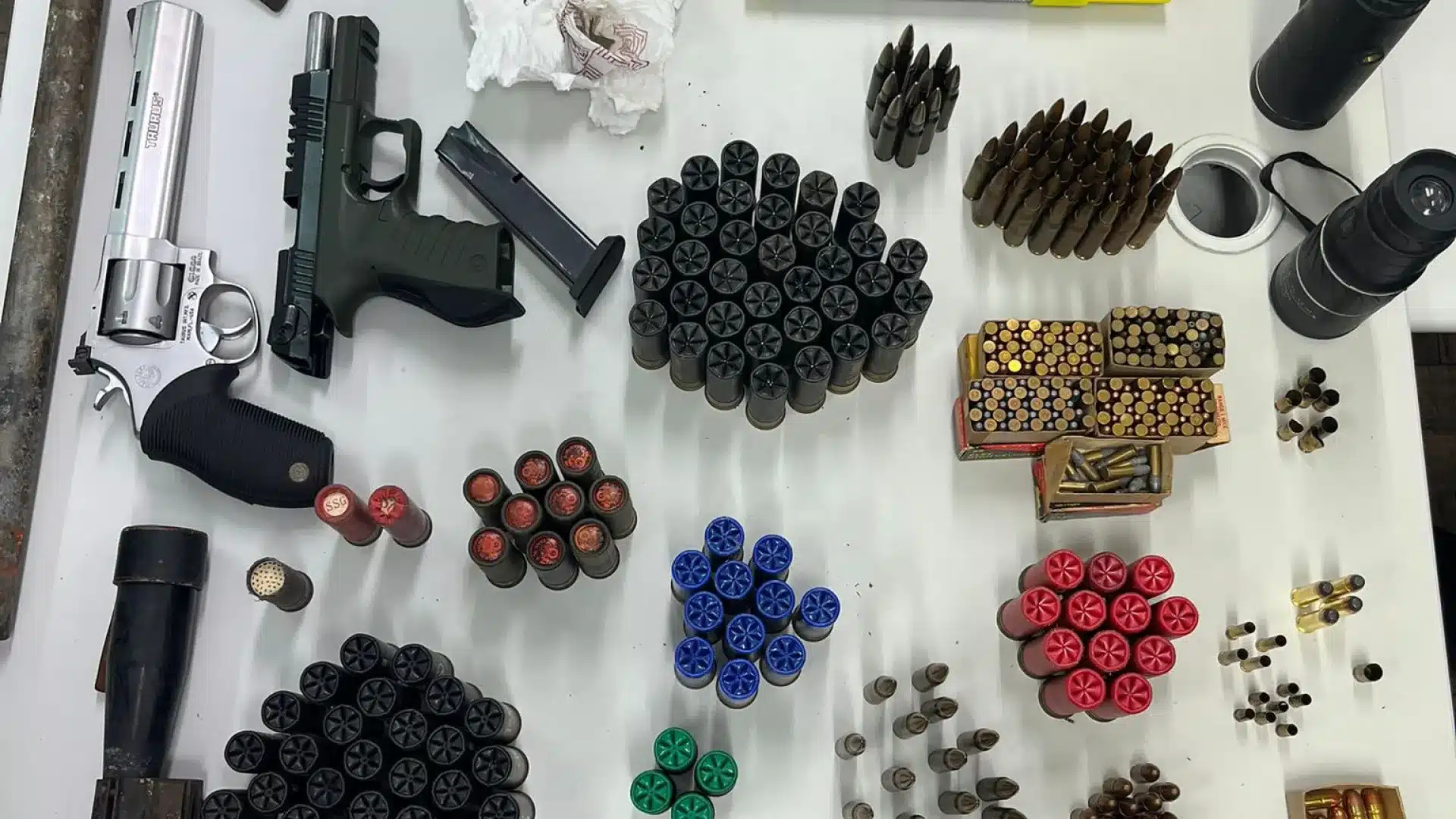 Un homme arrêté avec des armes à feu, de la drogue et 600 munitions à Cova da Moura