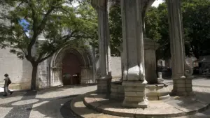 Un homme poignarde au Largo do Carmo pour voler. Les passants ont empêché la fuite.