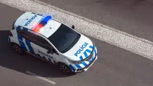 Un homme vole un téléphone portable et est attrapé par le personnel de l'hôtel à Lisbonne.