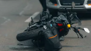 Un motocycliste meurt dans un accident suivi d'une collision contre un poteau électrique.