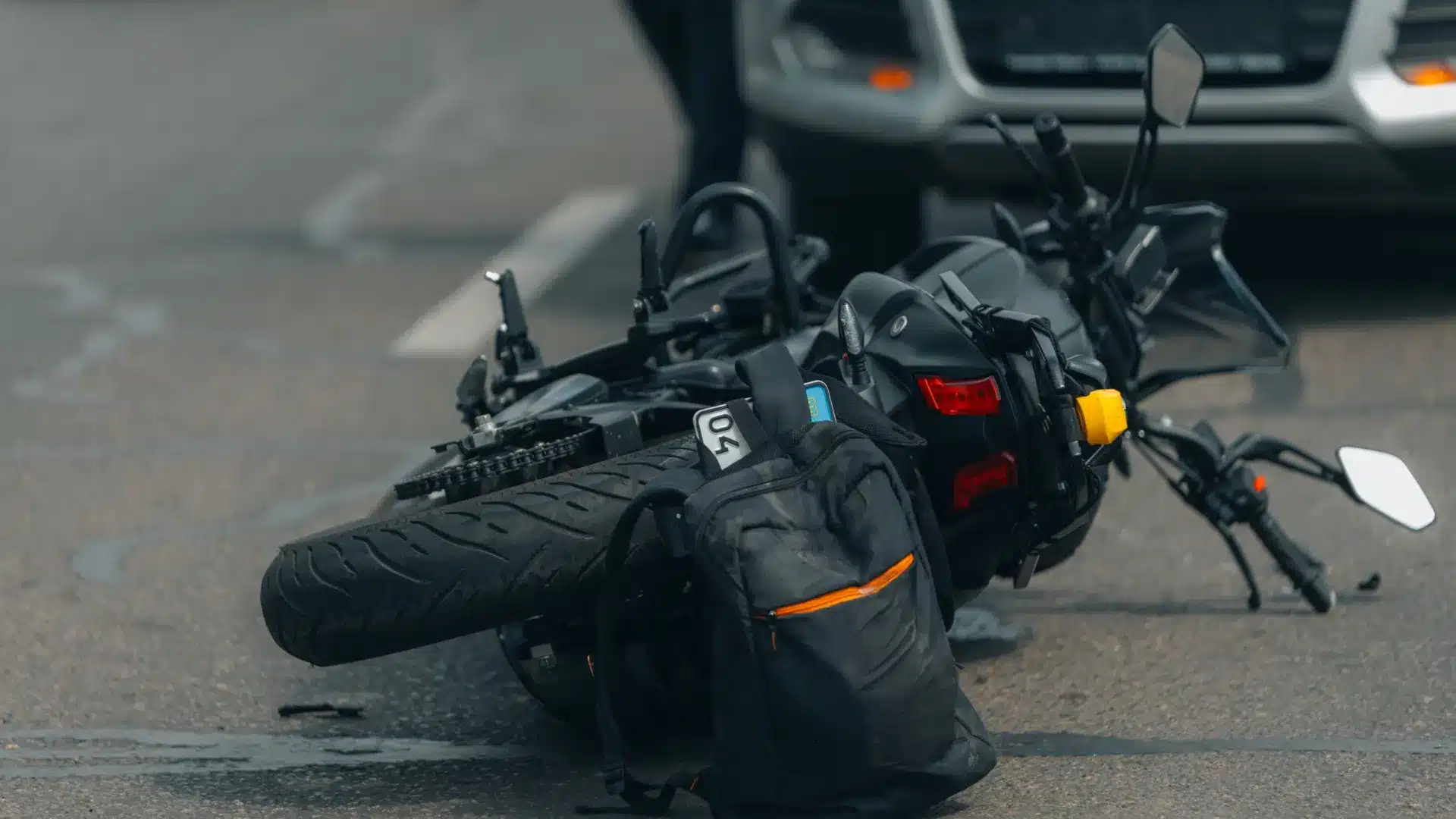 Un motocycliste meurt dans un accident suivi d'une collision contre un poteau électrique.