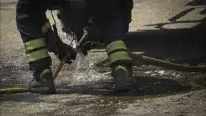 Un pompier légèrement blessé dans un incendie dans une casse à São Pedro do Sul