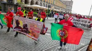 Une cinquantaine de pompiers volontaires en protestation dans les rues de Lisbonne