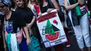 Une manifestation pro-palestinienne empêche la sortie du débat. Voiture de Leitão bloquée.