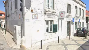 Vacances tragiques à Cascais. Tente d'aider un ami agressé et finit tué.
