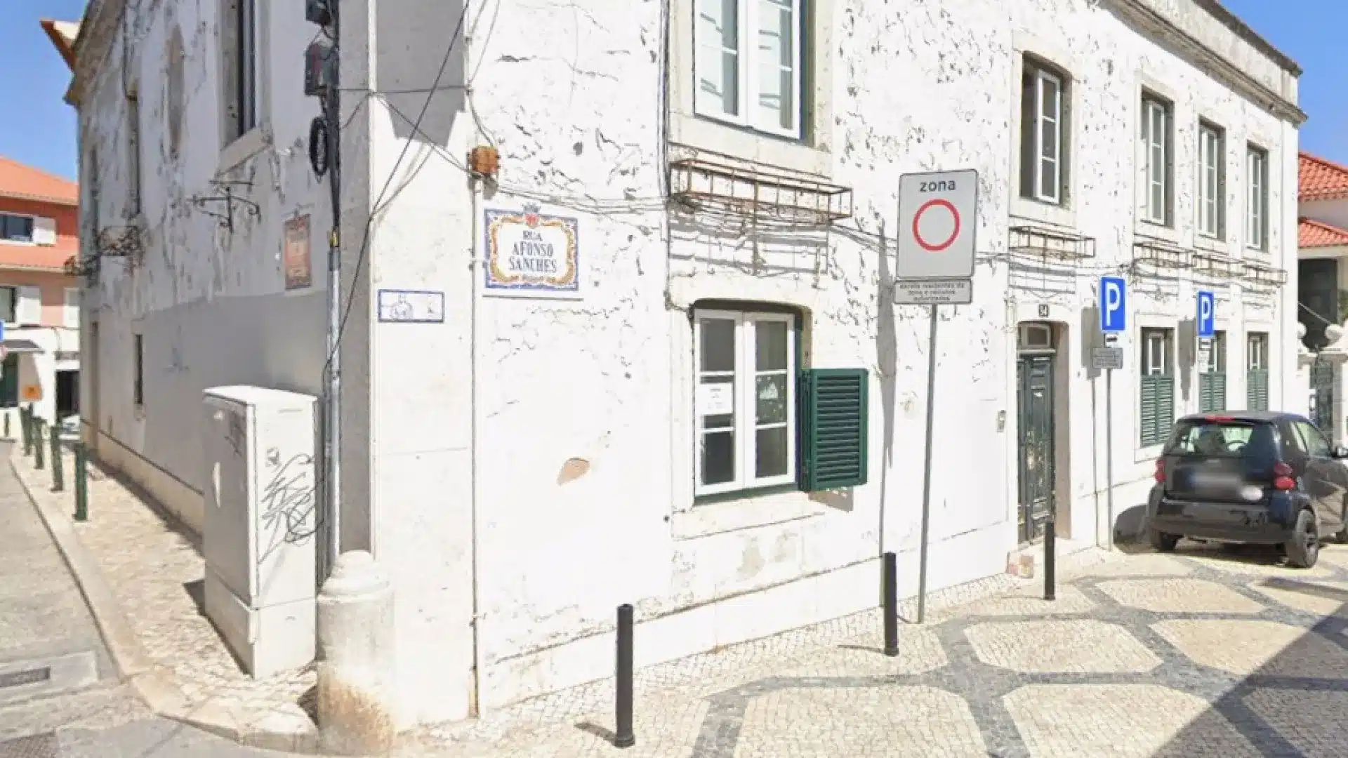 Vacances tragiques à Cascais. Tente d'aider un ami agressé et finit tué.