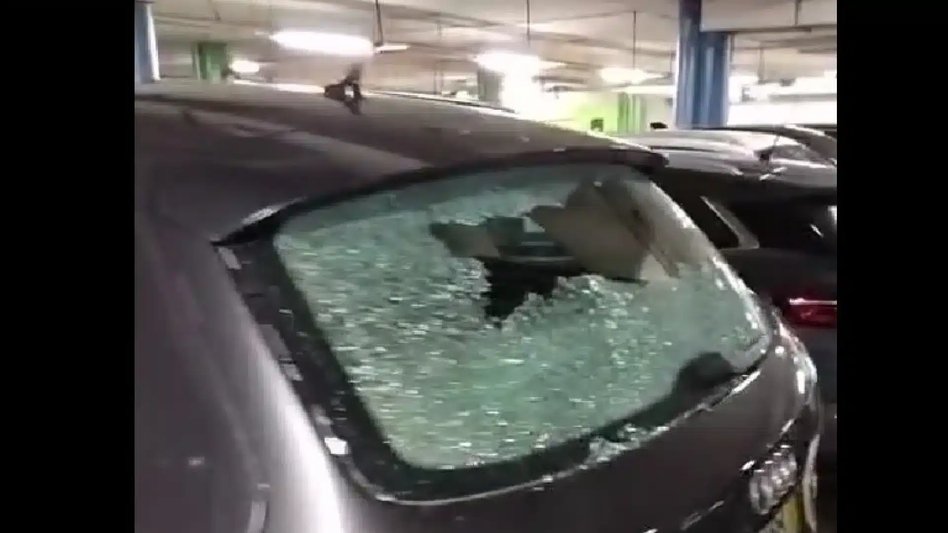 Vidéo. Jeune arrêté après une 'crise' à l'aéroport de Lisbonne (a détruit des voitures)