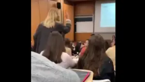 Vidéo virale d'une élève quittant la classe après avoir insulté une enseignante était un bizutage.