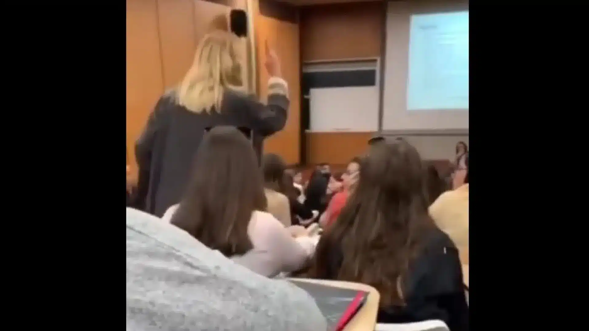 Vidéo virale d'une élève quittant la classe après avoir insulté une enseignante était un bizutage.