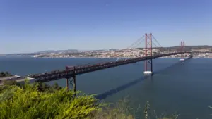 Accident conditionne le trafic sur le Pont 25 de Abril en direction Almada-Lisbonne.