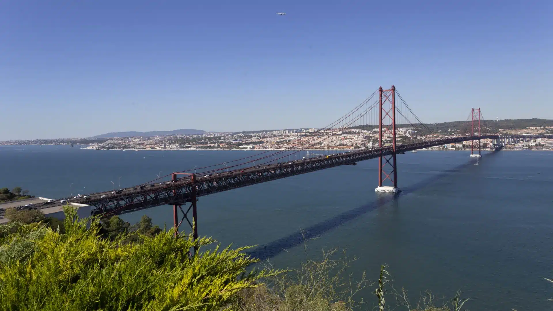 Accident conditionne le trafic sur le Pont 25 de Abril en direction Almada-Lisbonne.