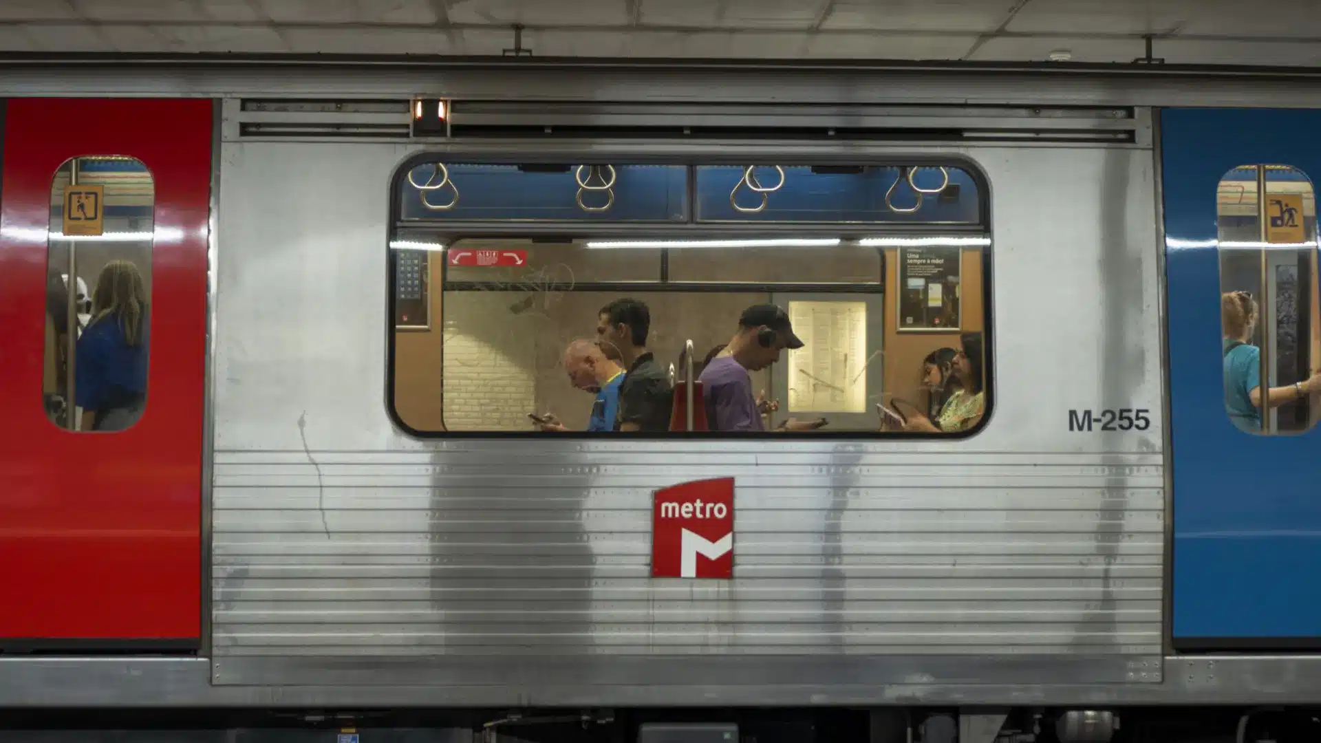 "Allez à votre aise. Pas trop à votre aise": Le métro de Lisbonne lance une campagne