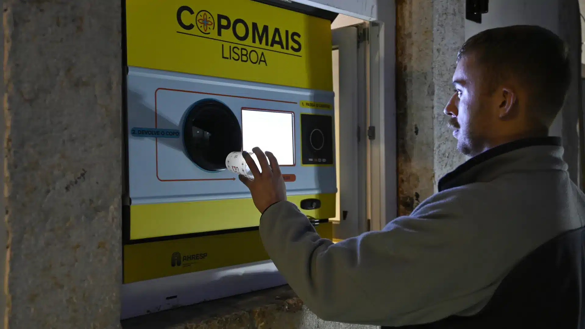 Allez-vous sortir ce samedi ? À Bairro Alto, il y a déjà des machines pour rendre le verre.