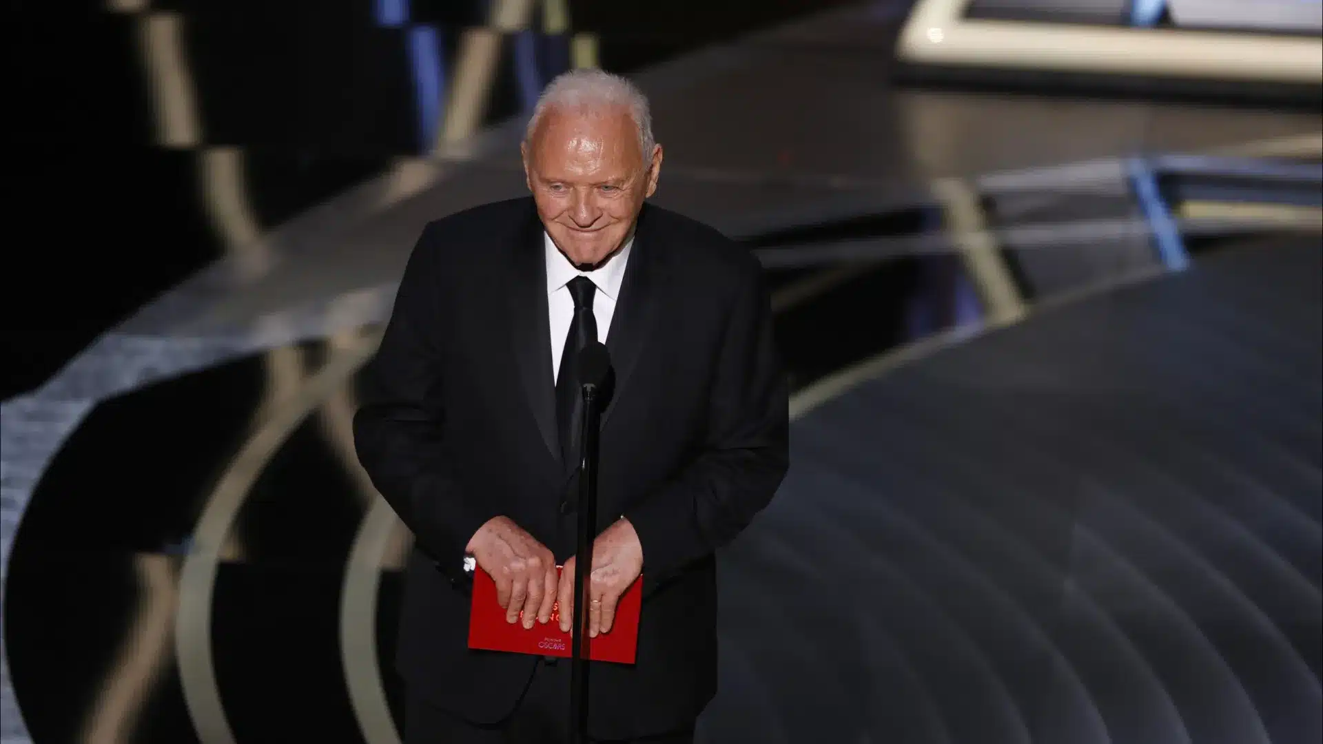 Anthony Hopkins publie un livre de mémoires "Bien joué, mon garçon" au Portugal