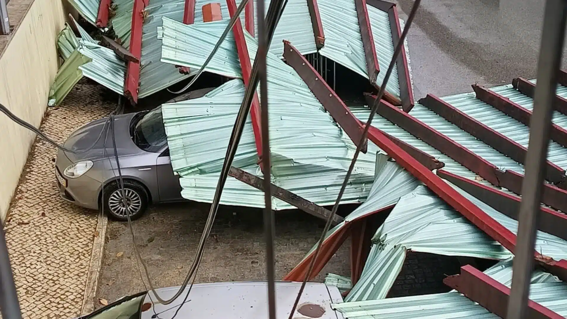 AU MINUTE : Un toit s'est envolé et a endommagé plusieurs voitures ; 14 districts en alerte orange