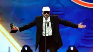 Bad Bunny a reçu 5 trophées aux Grammy Latinos. Portugais exclus.