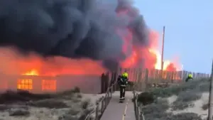 Bar sur la Costa da Caparica "totalement pris par les flammes". Il n'y a pas de blessés.