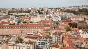 Bruxelles avertit que la crise du logement crée de "nouveaux défis" sociaux au Portugal.