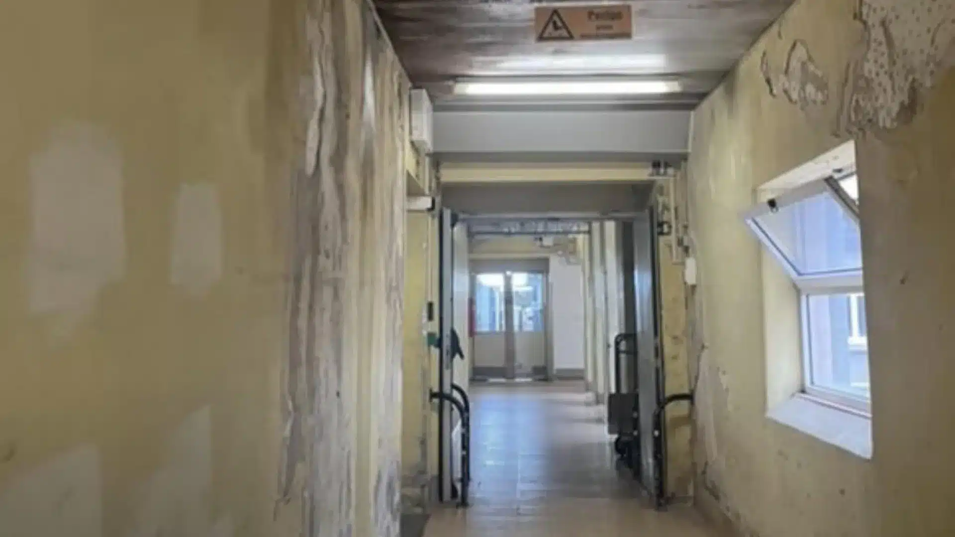 Cela pourrait être un bâtiment abandonné, mais c'est l'IPO Lisbonne. "Moisi et inondé"