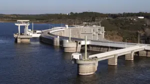 Cinq chambres contestent la nouvelle centrale photovoltaïque flottante à Alqueva.