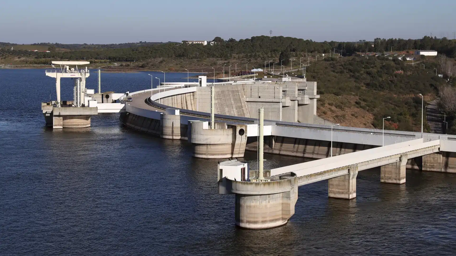 Cinq chambres contestent la nouvelle centrale photovoltaïque flottante à Alqueva.